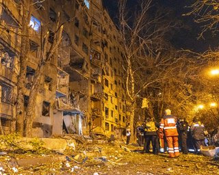 Росія завдала удару по багатоповерхівці в Харкові: багато постраждалих (фото, відео)