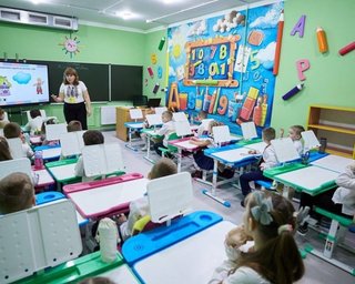 В городе на Сумщине дети учатся только под землей из-за постоянных обстрелов россиян