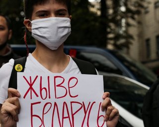 Под посольством Беларуси в Киеве вновь собрались сотни людей