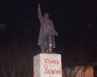 В России на памятнике Ленину написали "Слава Україні!"