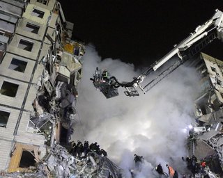 "От тел остались фрагменты": жертв удара РФ по жилому дому в Днепре может быть больше 50, — мэр