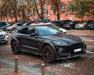"Заряджений" Aston Martin DBX 2023 року за сотні тисяч доларів помітили в Києві (фото)