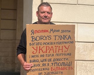 Поляк із Кракова вийшов на одиночний пікет у Львові: що він сказав про Україну