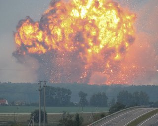 ГСЧС: В Калиновке все еще продолжаются одиночные взрывы