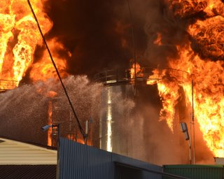 Пожар на БРСМ подобрался к соседней нефтебазе