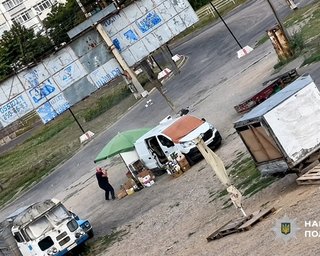 "Сафари" на гражданских в Херсоне: оккупанты ударили FPV-дроном по продавцу на рынке (фото)