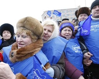 Сторонников Януковича под ЦИК развлекают советской кинохроникой (видео)