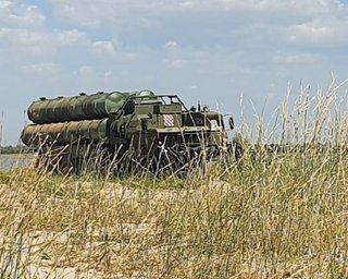 Дві чорні плями замість С-400: OSINT показали якісні фото удару поблизу Євпаторії (фото)