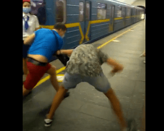 Я его не отпущу! В метро Киева ковид-диссиденту сломали очки и заставили надеть маску (видео)