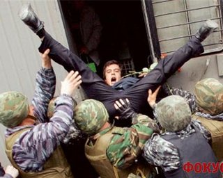 Российскому оппозиционеру Илье Яшину дали 15 суток за неповиновение полиции