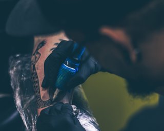 "Рембрандт бідняка": у музеї Амстердама туристам роблять тату за гравюрами класика (відео)