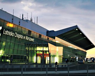 Українку в аеропорту Польщі роздягнули до білизни: політолог заявив, що це "не пік" конфліктів