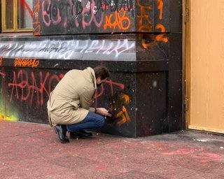 Киевлянин отмыл изображение свастики со здания Офиса президента (фото)