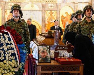 Скандал у Європі: "Боснійського м'ясника" Младича в Сербії поховали як героя