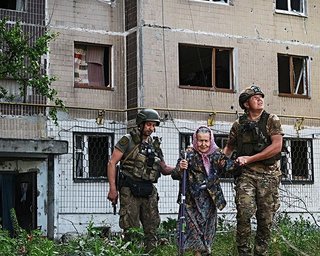 Звикли до "гуманітарки" та вірять пропаганді: мешканці Авдіївки не хочуть виїжджати, — МВА
