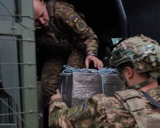 ВСУ отправили в Олешки продукты дронами: россияне пытаются сорвать помощь (видео)