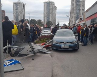 В Броварах авто влетело в пешеходов возле кафе: есть пострадавшие, среди них ребенок (видео, фото)