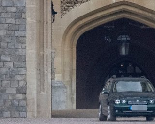 Решила развеяться: королеву Елизавету впервые сфотографировали после смерти принца Филиппа
