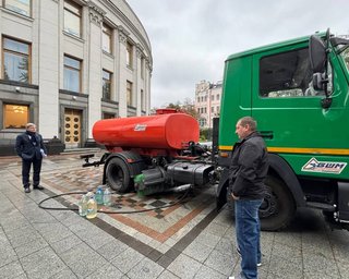 Верховна Рада теж без води: в урядовий квартал привезли біотуалети, — нардепка (фото)