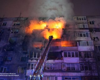 Квартиры выгорели дотла: РФ под утро ударила "Шахедом" по многоэтажке Запорожья (фото, видео)