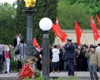 В Ивано-Франковске хотят наказать тех, кто ходил с красным флагом