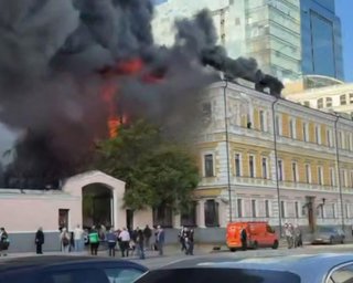 БПЛА попал в здание НАН Украины в Киеве: здание горит