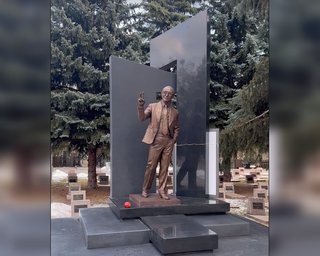 Памятник из бронзы: на могиле экс-мэра Харькова Кернеса появился его монумент (видео)