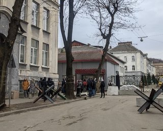 "Ни шагу без военкомата". В Украине могут ограничить выезд мужчин из городов, - СМИ