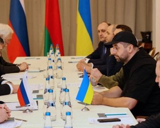 ЗМІ повідомили про таємні переговори РФ та України в Катарі: в Кабміні відреагували
