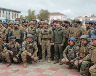 Зеленський приїхав в Ізюм: разом із десантниками він підняв прапор України (фото)