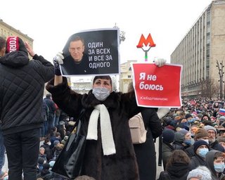 Митинги в России сопровождаются массовыми задержаниями, среди них соратница Навального и ребенок