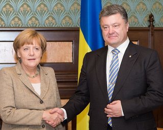 Порошенко и Меркель обсудили восстановление полноценной работы СЦКК