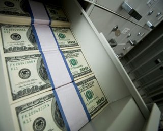 НБУ: В июле украинцы продали банкам на 21,8% больше валюты, чем в июне 