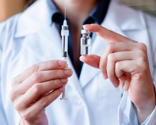 Невакцинированных от COVID-19 украинцев будут увольнять с 8 ноября: список профессий