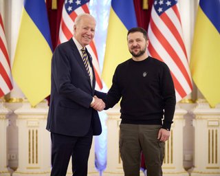 Прибыл на поезде: в NYT рассказали, как готовилась тайная поездка Байдена в Киев (видео)