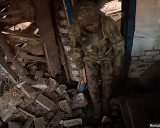 "Ми — не ви": бійці "Азову" відкопали росіян, яких завалило в підвалі, і взяли їх в полон (відео)