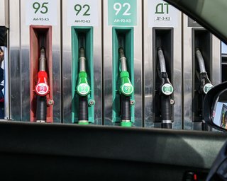 Жорсткі обмеження після українських ударів: найбільша мережа АЗС РФ ввела ліміти на пальне