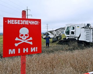 "Важко знайти": ЗС РФ під Бахмутом через поразки перейшли до нестандартного мінування (відео)