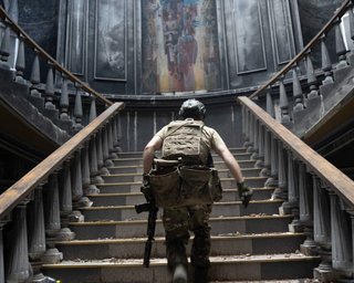 Бюст Пушкина посреди разрухи: в сети появились новые фото Бахмута после боев