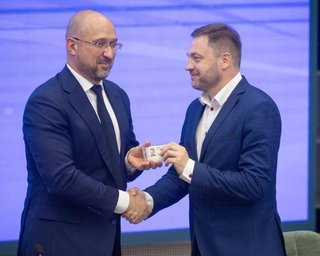 Шмыгаль вручил Монастырскому удостоверение министра (фото)
