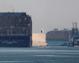 Хуситы снова атаковали суда в Красном море. Компания Maersk остановила трафик (инфографика)