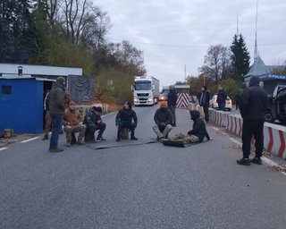 Представители "Азова" пошли в Золотое, чтобы остановить разведение сил (обновлено)
