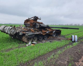 Украинские бойцы с помощью дрона уничтожили танк Т-90 россиян под Бахмутом (видео)