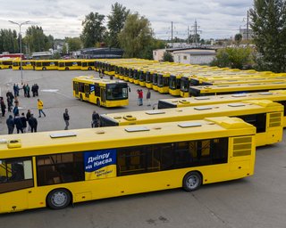 Киев отправил Днепру 30 автобусов на замену уничтоженным при ударе войск РФ (видео)