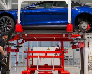 Українці знімають батареї з Tesla, щоб заживити свої будинки світлом, — FT