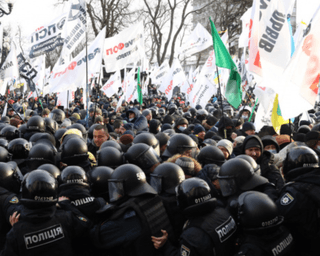 Протестующие ФОПы пытаются прорваться в Раду, происходят стычки с полицией (видео)