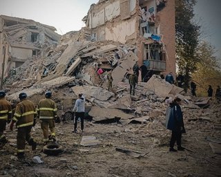РФ уничтожила половину пятиэтажки в Прилуках: под завалами ищут людей (фото)