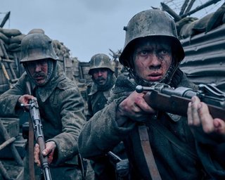 "На Західному фронті без змін" від Netflix. Окупанти крадуть гусей і безславно гинуть у багнюці