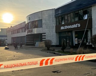 Ракетний удар по Києву: двоє загиблих, рятувальники шукають людей під завалами (фото, відео)