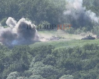 Журналист Бутусов показал обстрел из танков и "Терминатора" трассы Бахмут-Лисичанск (фото)